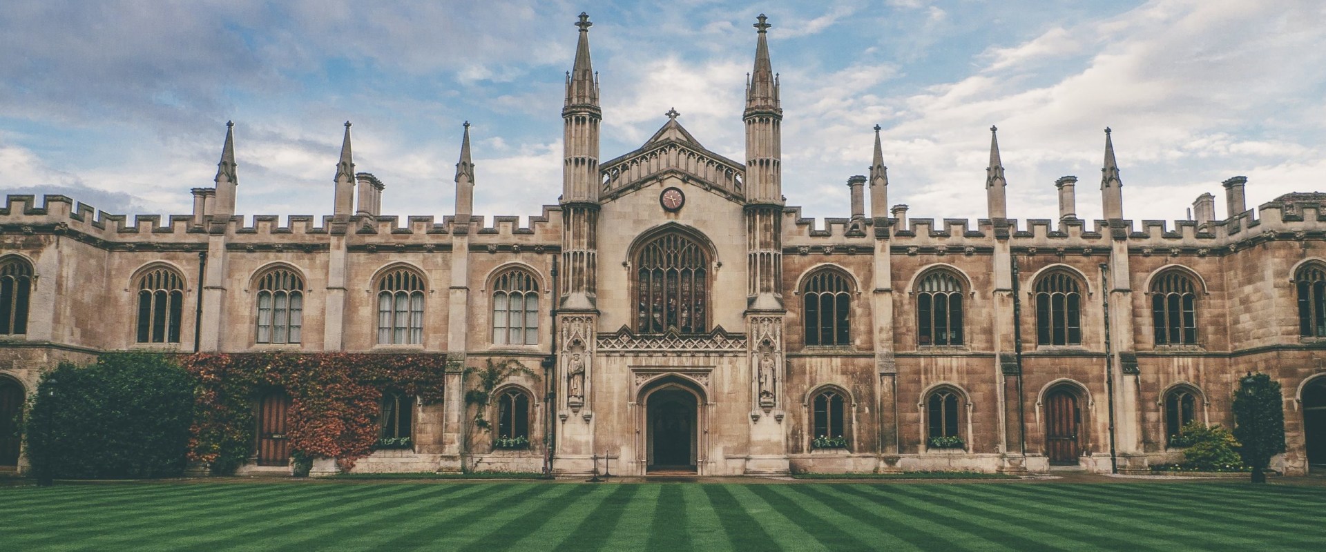 Faculty and Teaching Styles: A Comprehensive Look at Oxford and Cambridge Universities
